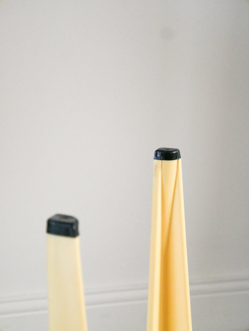 Tabouret Tripode En Plastique Et Assise En Skaï - Crème Et Gris - Signé Ami - 1970