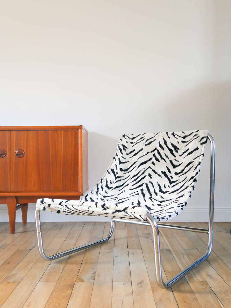 Lounge Chair / Fauteuil Tubulaire Piètements En Chrome - Retapissé En Tissus Zèbre - Noir Et Blanc - Par Michel Boyer - Design - 1970