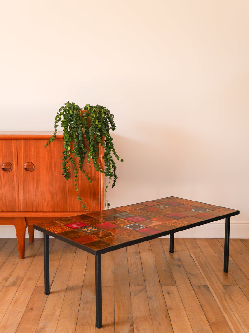 Table Basse En Céramique Et Fer Noir - Attribuée À La Marque Roche-Bobois - Piétement Et Structure En Métal Noir - Plateau Rectangle En Céramique De Vallauris À Motifs Colorés - Ocre Et Orange - Design - 1970