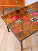 Table Basse En Céramique Et Fer Noir - Attribuée À La Marque Roche-Bobois - Piétement Et Structure En Métal Noir - Plateau Rectangle En Céramique De Vallauris À Motifs Colorés - Ocre Et Orange - Design - 1970