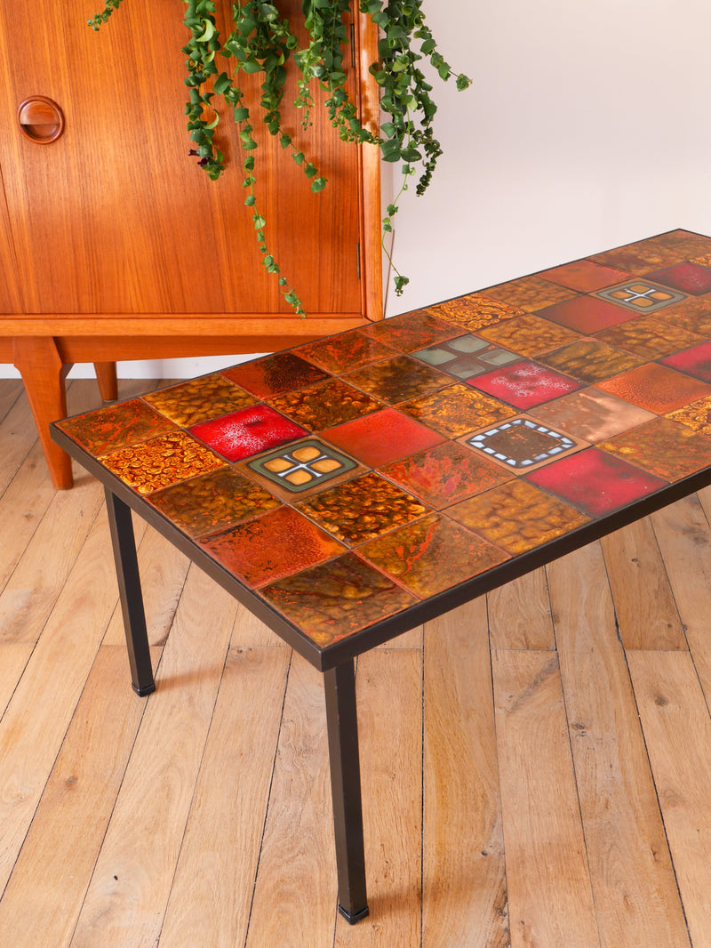 Table Basse En Céramique Et Fer Noir - Attribuée À La Marque Roche-Bobois - Piétement Et Structure En Métal Noir - Plateau Rectangle En Céramique De Vallauris À Motifs Colorés - Ocre Et Orange - Design - 1970