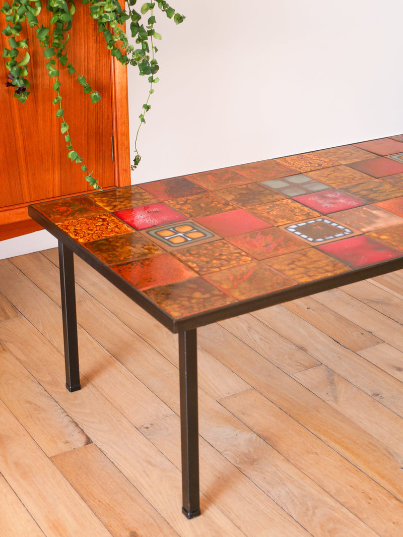 Table Basse En Céramique Et Fer Noir - Attribuée À La Marque Roche-Bobois - Piétement Et Structure En Métal Noir - Plateau Rectangle En Céramique De Vallauris À Motifs Colorés - Ocre Et Orange - Design - 1970