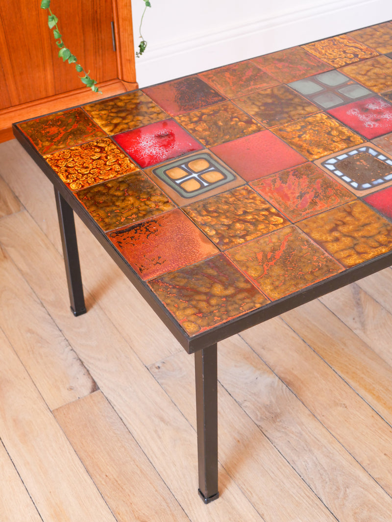 Table Basse En Céramique Et Fer Noir - Attribuée À La Marque Roche-Bobois - Piétement Et Structure En Métal Noir - Plateau Rectangle En Céramique De Vallauris À Motifs Colorés - Ocre Et Orange - Design - 1970