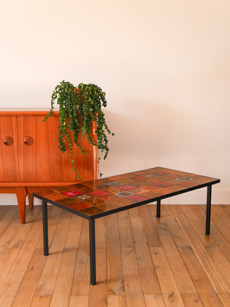 Table Basse En Céramique Et Fer Noir - Attribuée À La Marque Roche-Bobois - Piétement Et Structure En Métal Noir - Plateau Rectangle En Céramique De Vallauris À Motifs Colorés - Ocre Et Orange - Design - 1970