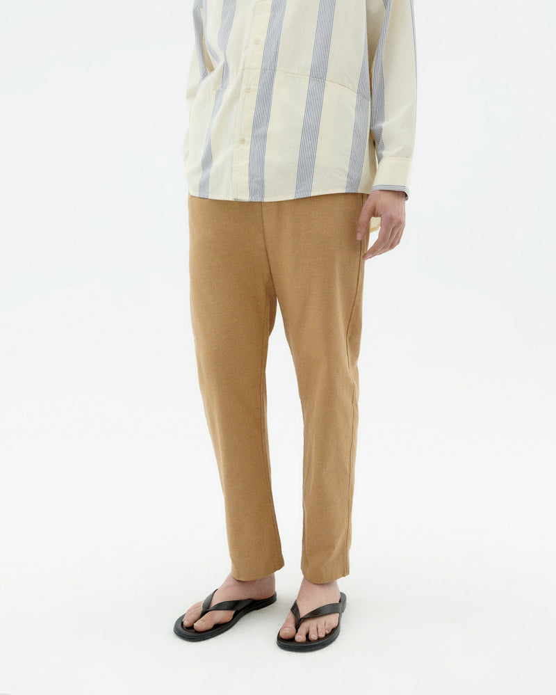 Pantalón camel Travel light sostenible-1