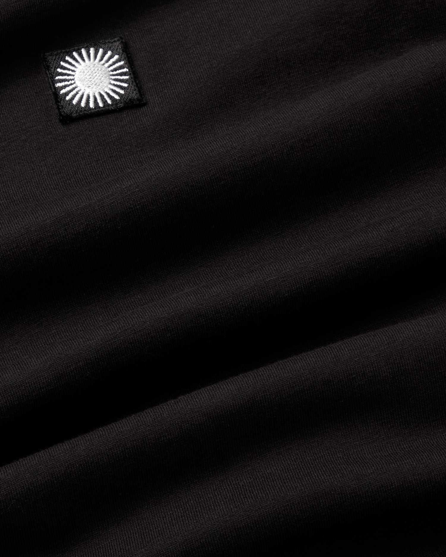 Camiseta negra sol retro Emilio sostenible - silueta 4