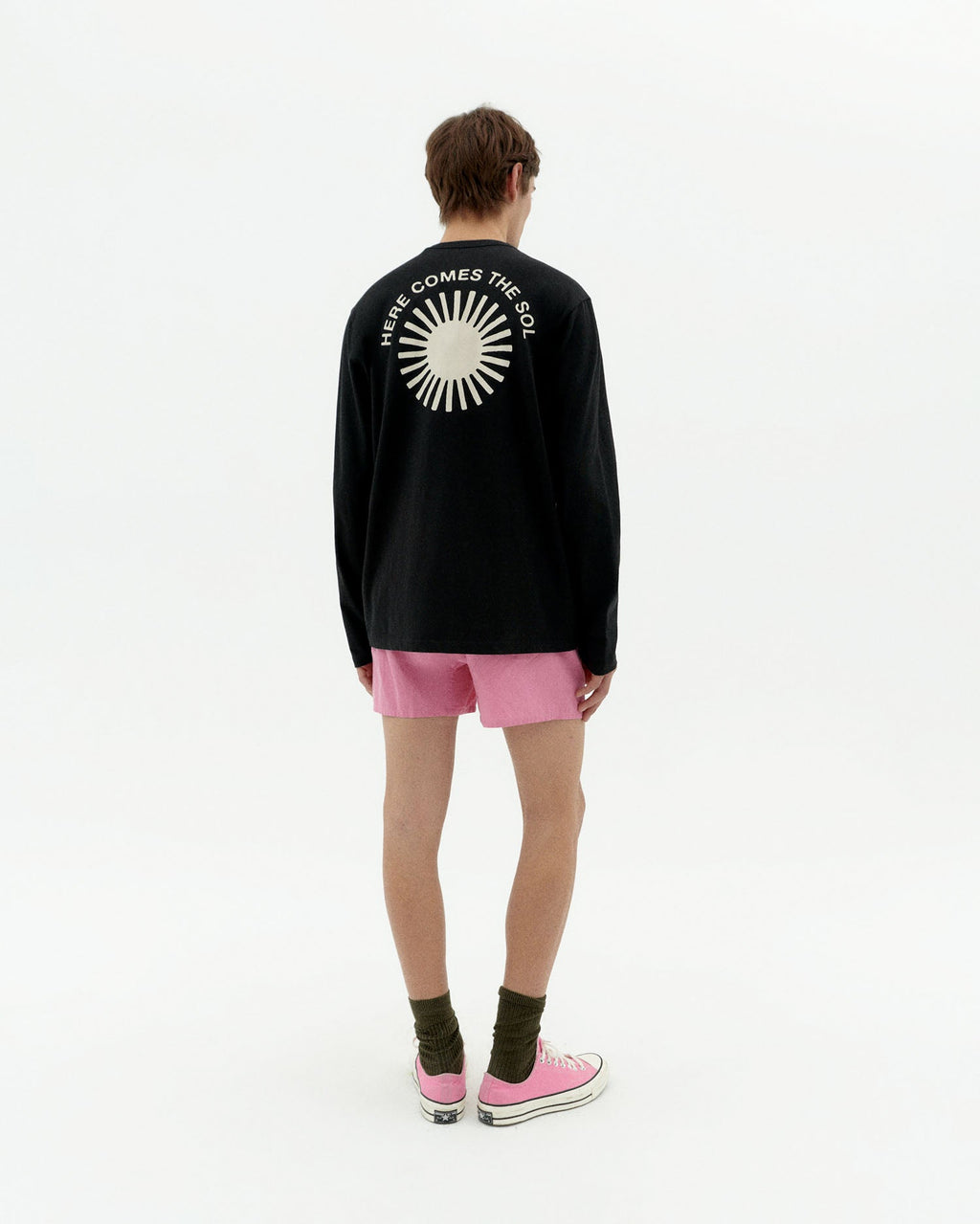 Camiseta negra sol retro Emilio sostenible-4
