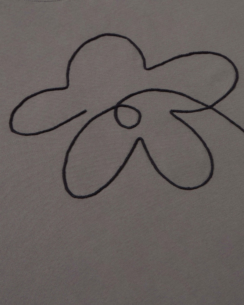Camiseta gris bordada a mano flower Aaron sostenible silueta - 2