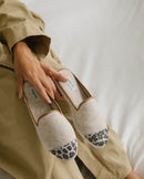 Mule femme laine, beige léopard Angarde tenue à la main lifestyle