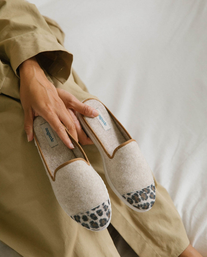 Mule femme laine, beige léopard Angarde tenue à la main lifestyle