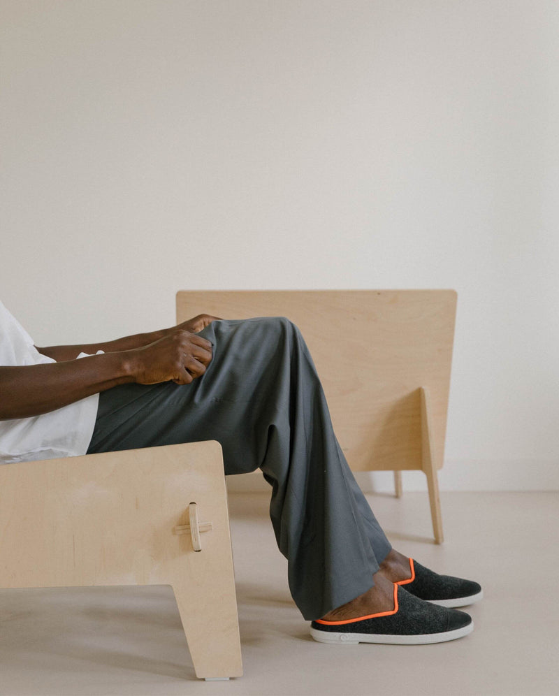 Mule homme laine, gris orange fluo Angarde porté profile