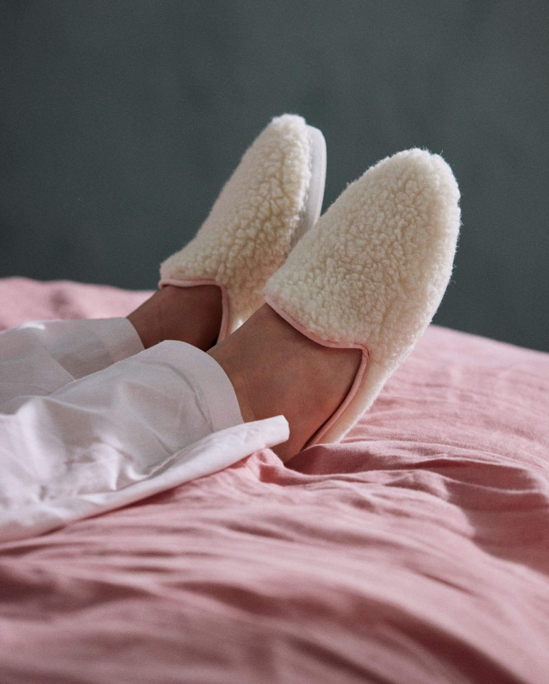 Mule femme bouclette de laine, blanc rose close up Angarde