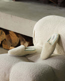 Mule femme bouclette de laine, blanc sauge close up Angarde