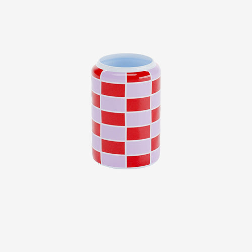 Round vase with red and pink checkerboard pattern: bring vintage chic into your home