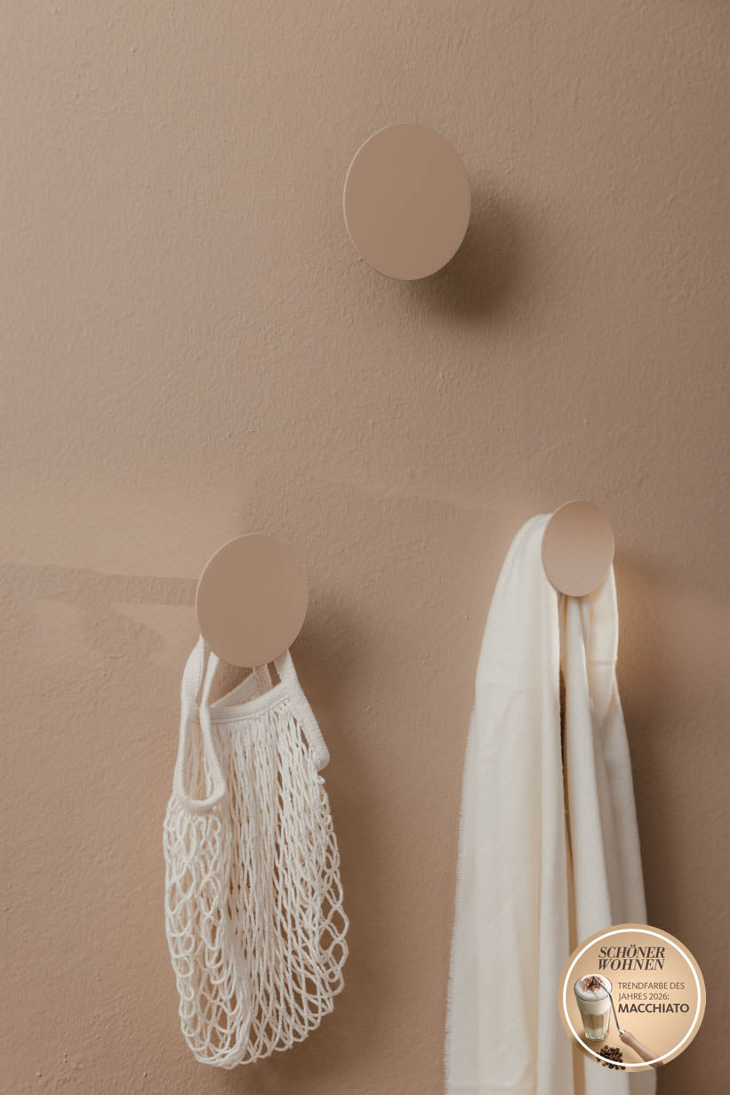 Wandhaken LOU (3er Set) an einer Wand, zur Aufbewahrung von Handtüchern und Taschen im minimalistischen Design.