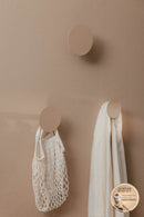 Wandhaken LOU (3er Set) an einer Wand, zur Aufbewahrung von Handtüchern und Taschen im minimalistischen Design.