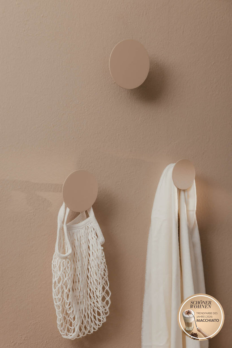 Wandhaken LOU (3er Set) an einer Wand, zur Aufbewahrung von Handtüchern und Taschen im minimalistischen Design.