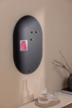 Magnettafel TAVO an der Wand, minimalistisch und elegant, ideal für Notizen und Erinnerungen im Wohn- oder Bürobereich.