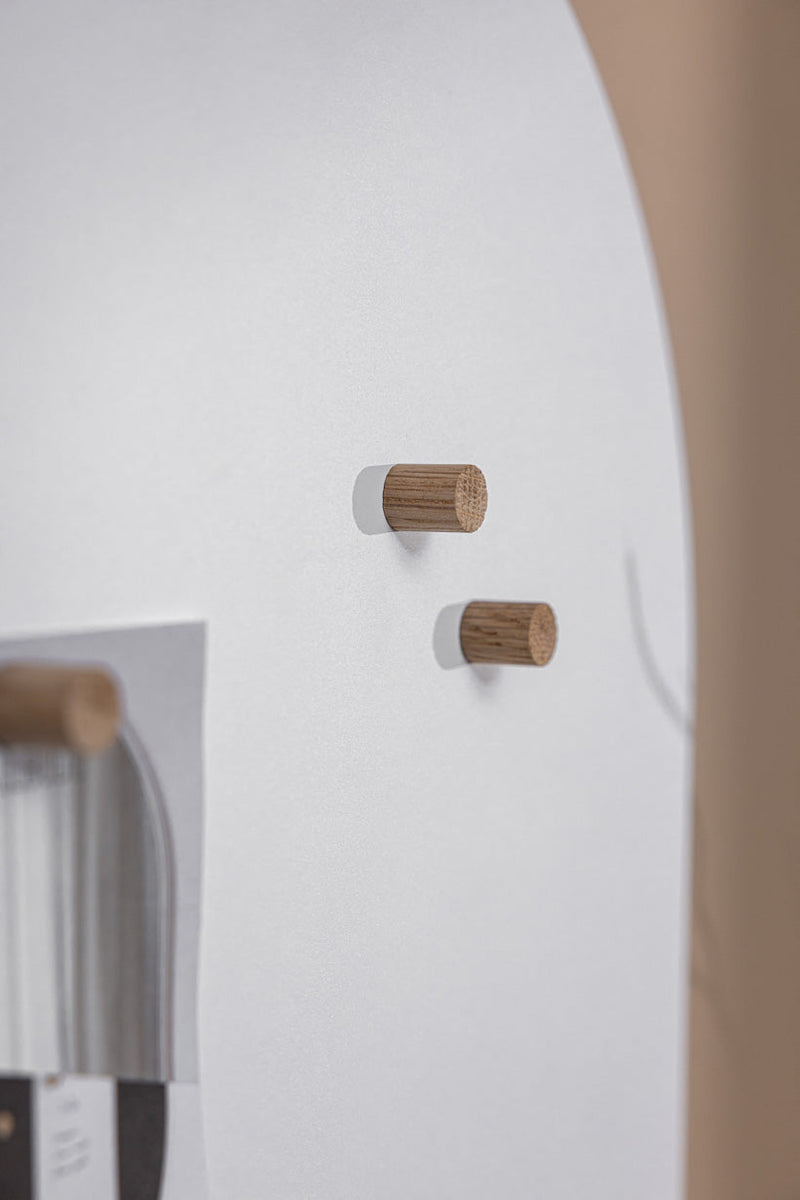 Detalles del Magnettafel TAVO mit Holzknöpfen, ideal para Notizen y Erinnerungen.