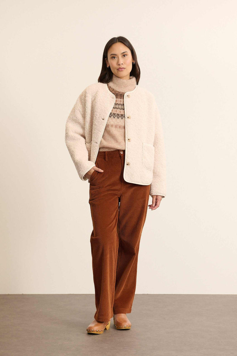 Poches latérales à ouverture horizontale, intégrées dans la couture avec finition nette Garance Paris.