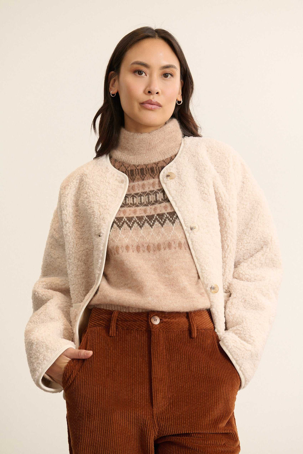 Manteau BRANDY coloris écru, de longueur courte avec bouton effet corne et poches à l'avant Garance.