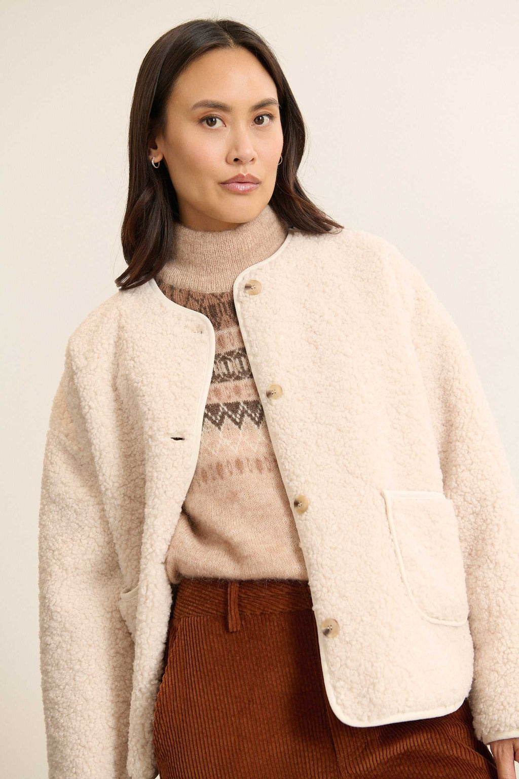 BRANDY, manteau pour femmes, boutons effet corne coloris écru entièrement fabriqué en polyester.