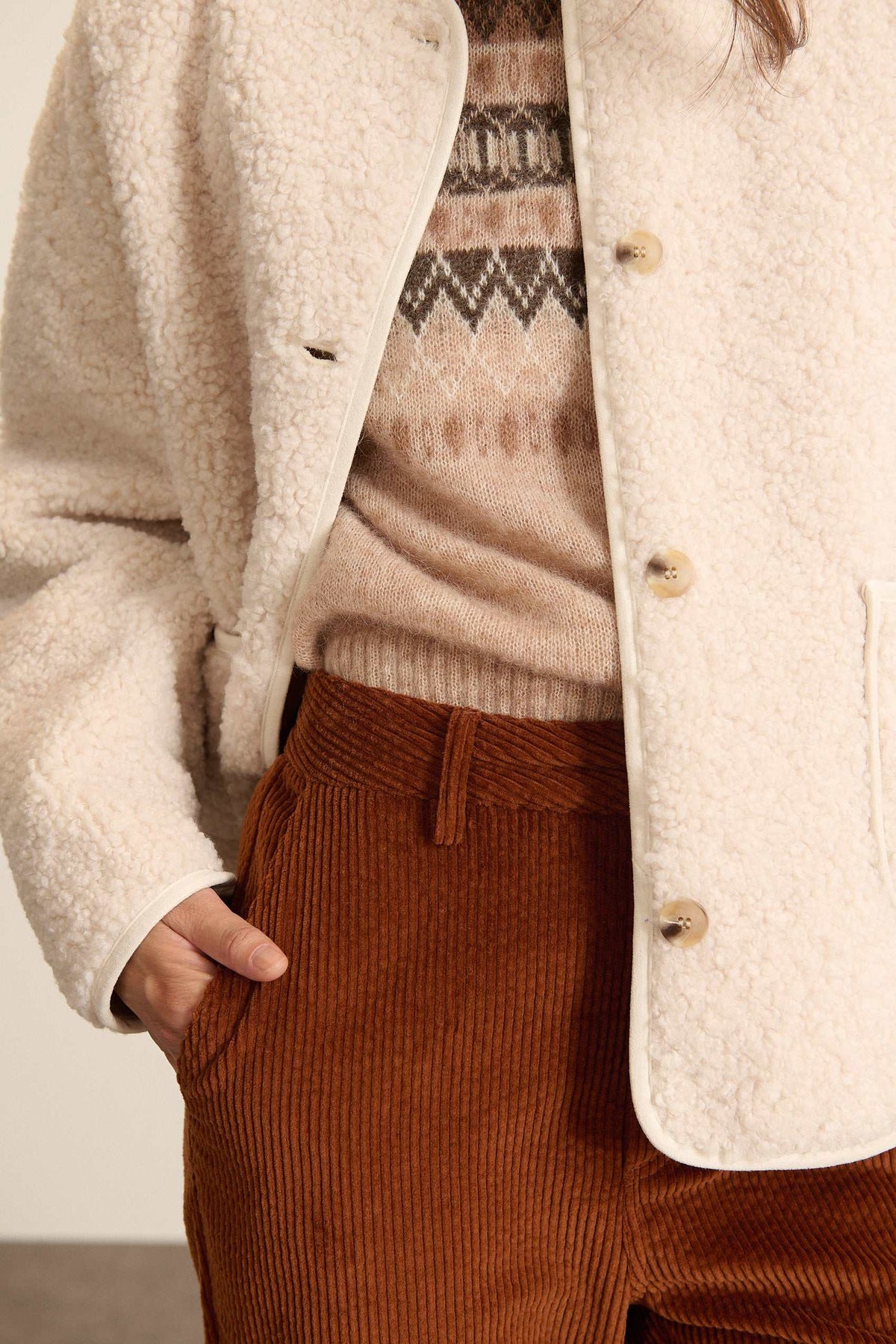 Manteau court écru en polyester, collection Garance Paris automne hiver 2025, boutons effet corne et poches latérales.