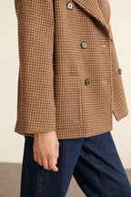 Poche latérale du manteau BRIDGET, discrète et plaquée dans la continuité de la coupe droite du modèle.