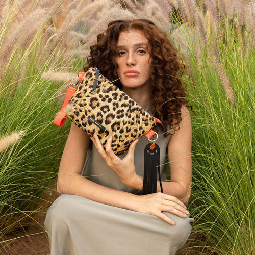 Pochette léopard ou trousse de toilette à glisser dans son sac, Collection Charms de Marie Martens