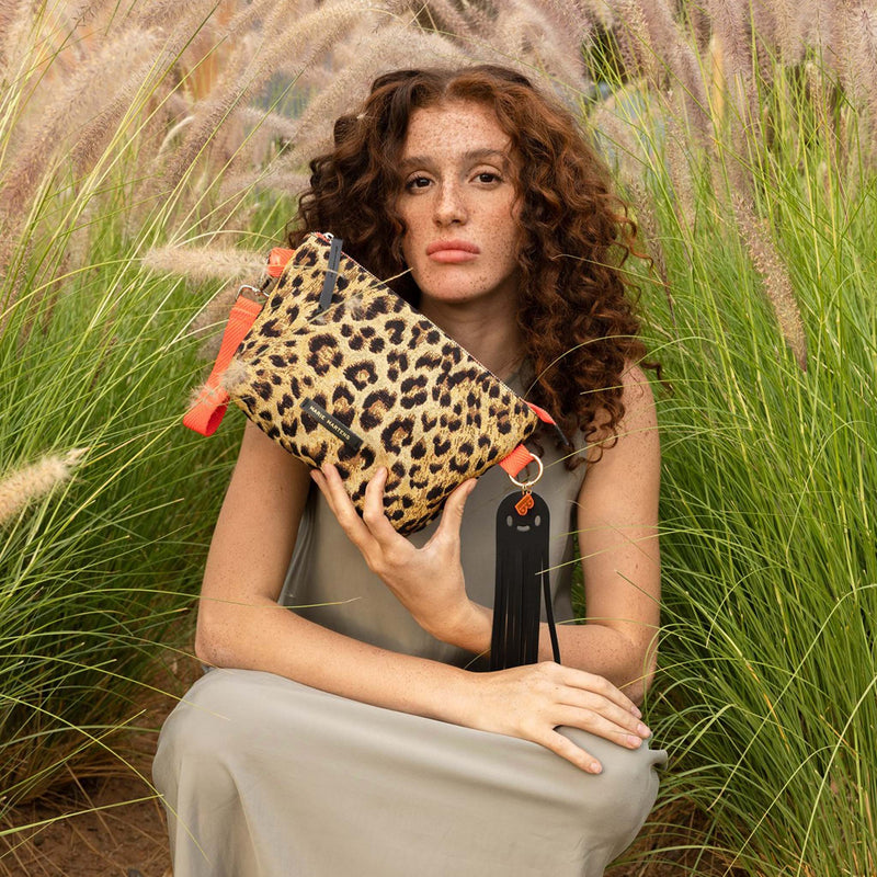 Pochette léopard ou trousse de toilette à glisser dans son sac, Collection Charms de Marie Martens