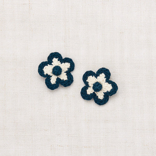 Dúo de pasadores de flores azul marino - Descubre la colección SS24 Misha & Puff para encontrar en www.amaetc.com, tienda conceptual ecológica para niños