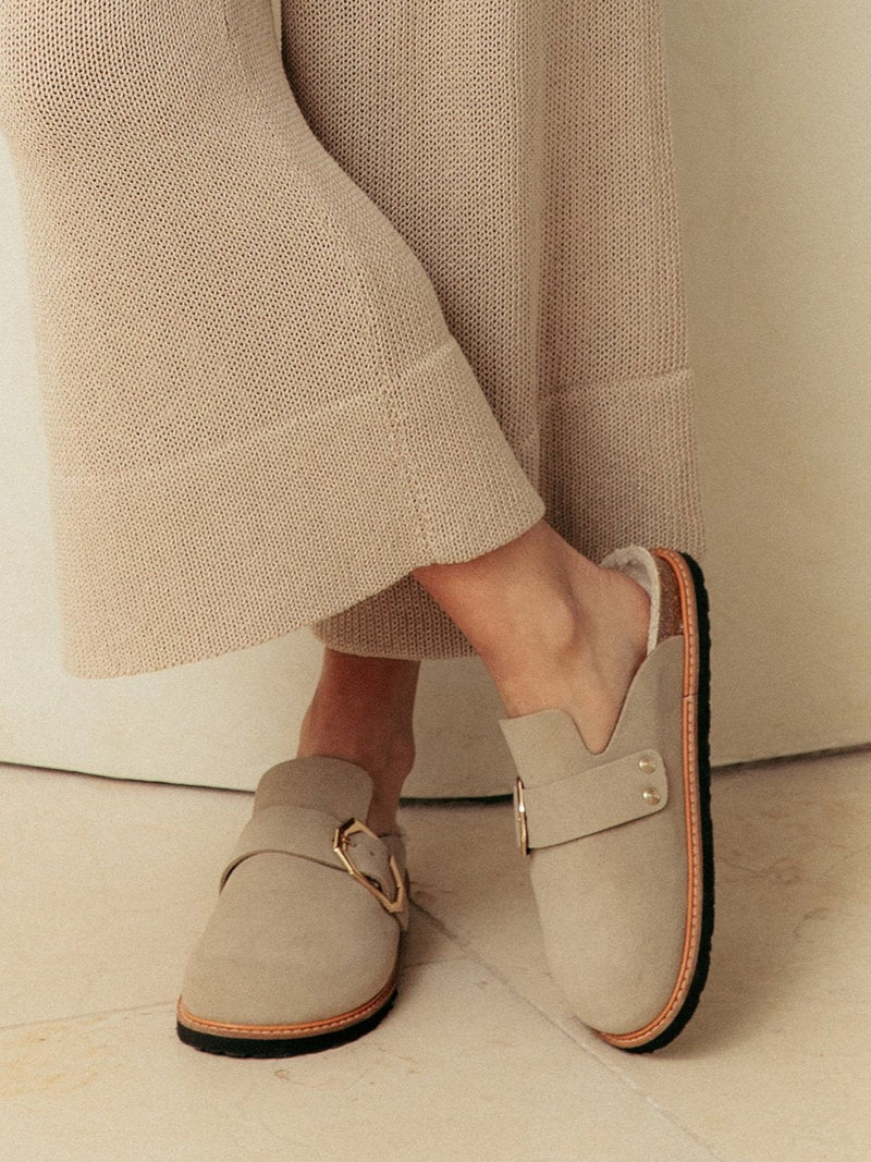 Zuecos grisel de piel de oveja y terciopelo color topo