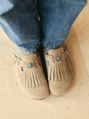 Zuecos con flecos de terciopelo color topo