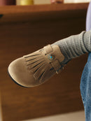 Zuecos con flecos de terciopelo color topo