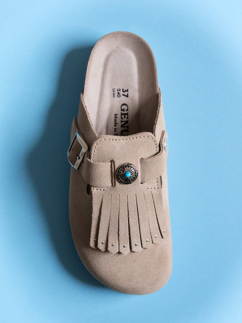 Zuecos con flecos de terciopelo color topo