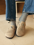 Zuecos con flecos de terciopelo color topo