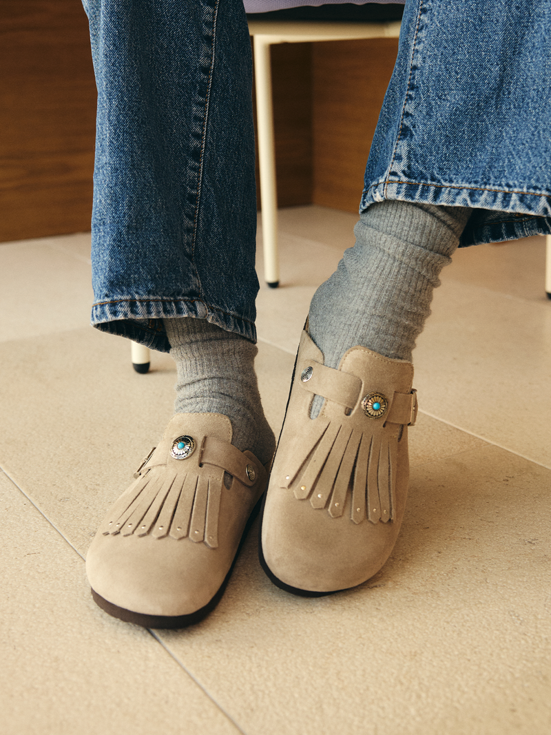 Zuecos con flecos de terciopelo color topo