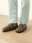 Zuecos folk de terciopelo caqui