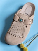 Zuecos con flecos de terciopelo color topo