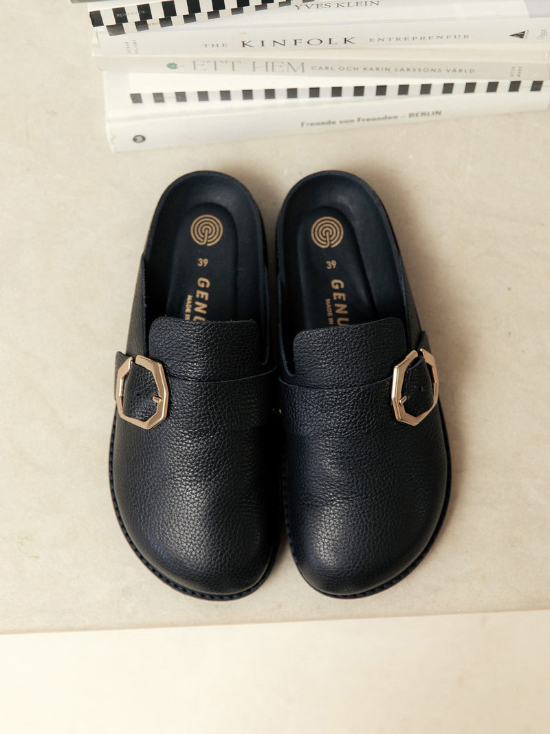 Zuecos negros de cuero Grisel