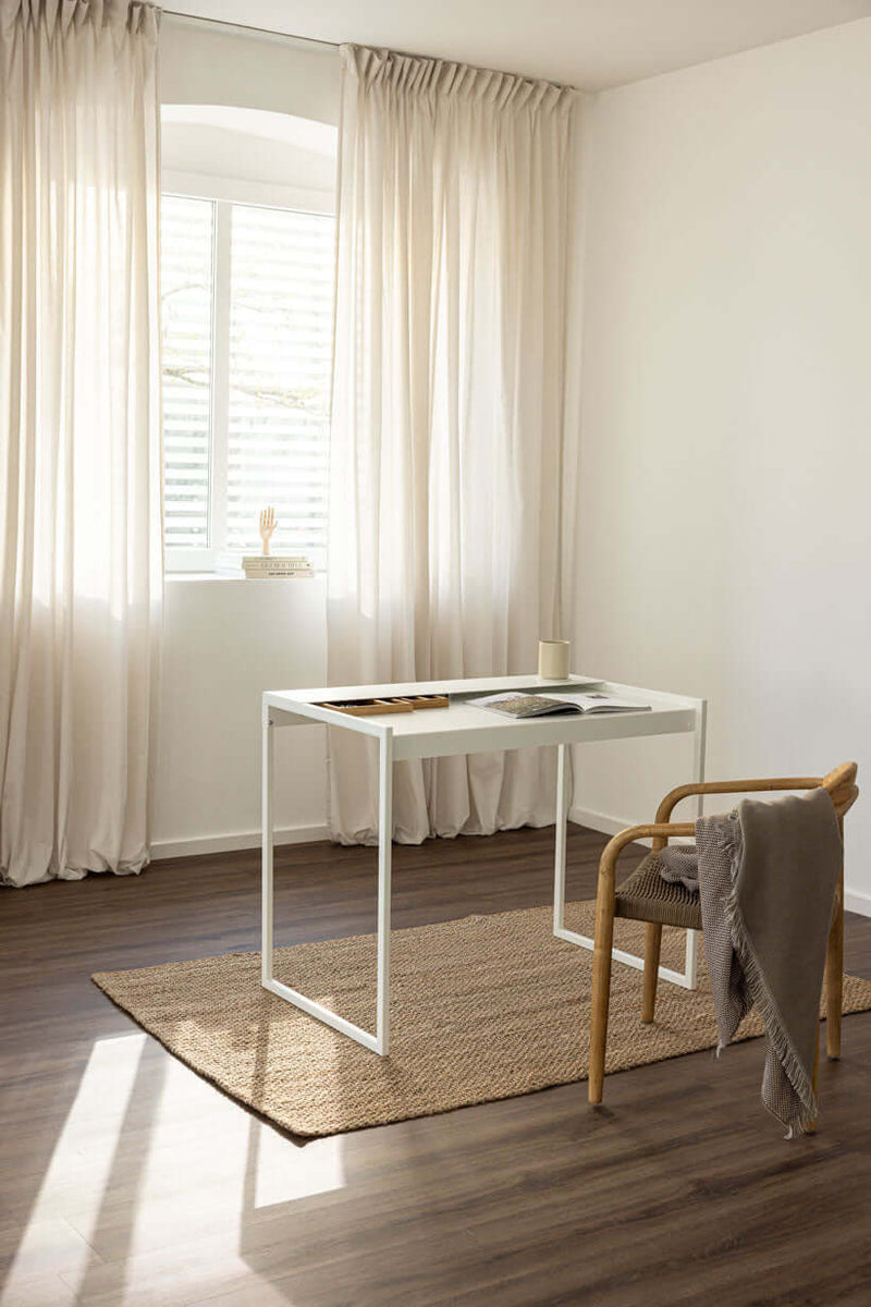 Schreibtisch DONNA in einem modernen Raum mit hellem Licht und minimalistischer Einrichtung.