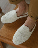 Mule homme bouclette de laine, blanc camel Angarde close up