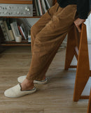 Mule homme bouclette de laine, blanc noir Angarde porté lifestyle