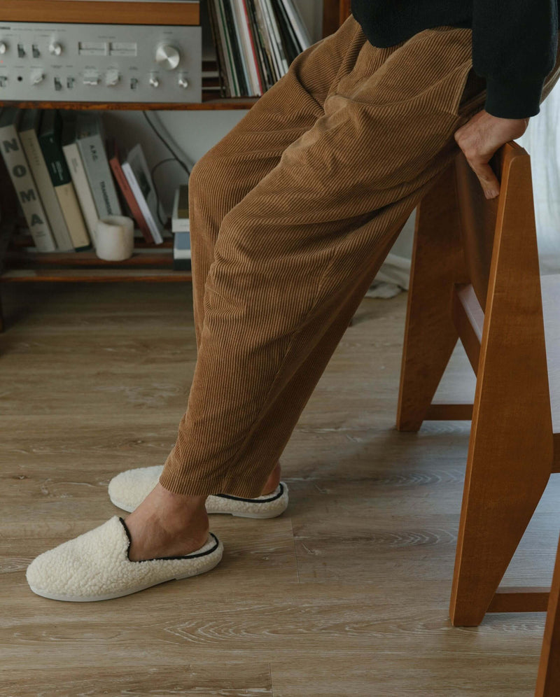 Mule homme bouclette de laine, blanc noir Angarde porté lifestyle