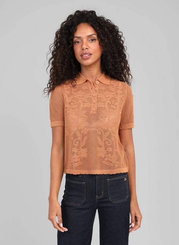 An'ge – Polo Nalexia Ante, modelo mujer con polo de punto calado marrón y vaqueros azules