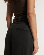 Pantalon femme en tissu Tencel marron foncé, coupe droite et fluide avec poches arrière passepoilées, s'adaptant parfaitement à toutes les morphologies.
