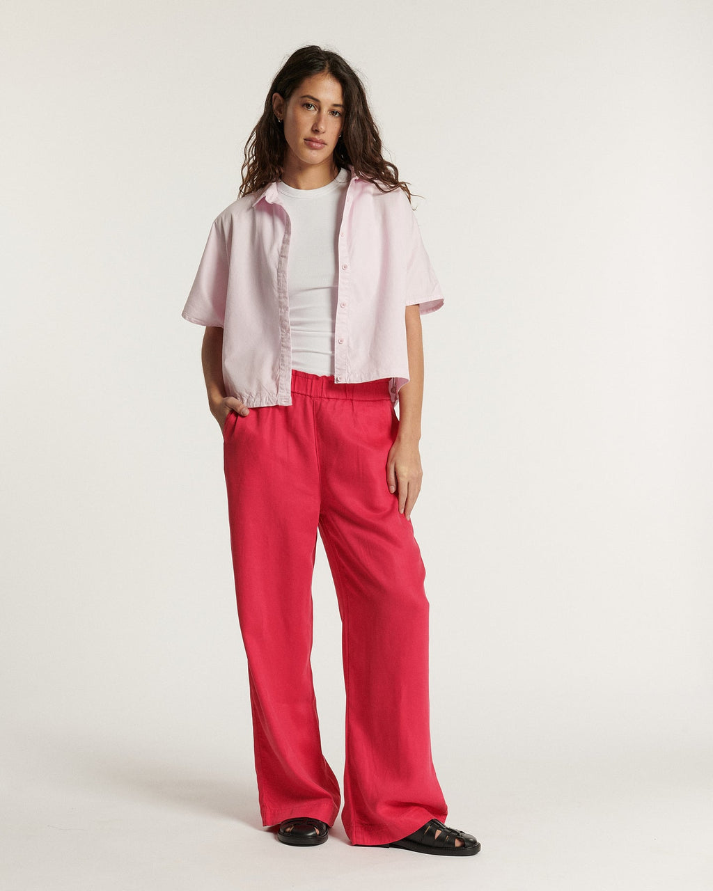 Jean féminin en tencel couleur cerise, coupe large et fluide, matière douce et légère, idéal pour un confort estival tout en élégance.