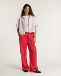Jean féminin en tencel couleur cerise, coupe large et fluide, matière douce et légère, idéal pour un confort estival tout en élégance.