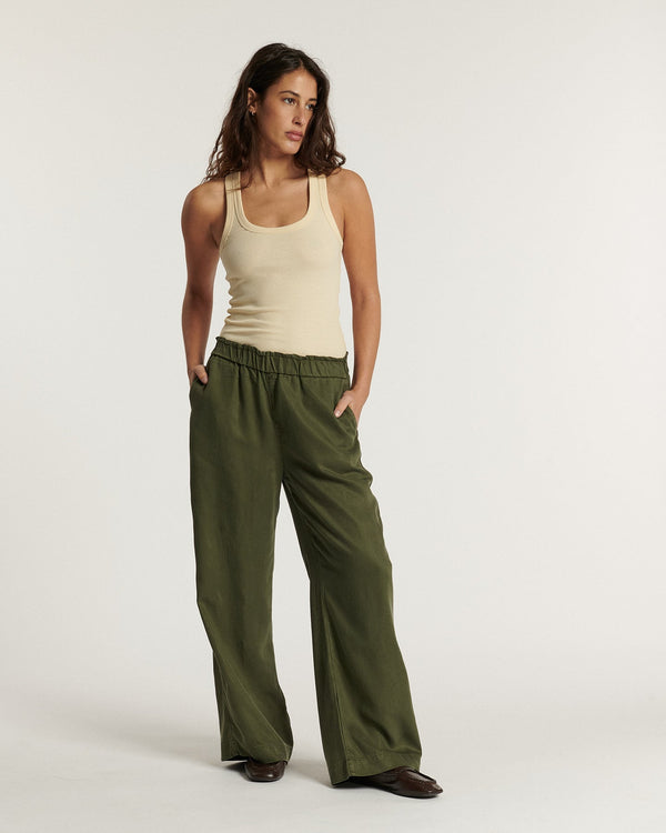 Flowing pants in khaki Tencel, wide and comfortable cut, elastic waist for women, ideal for a casual and light look.