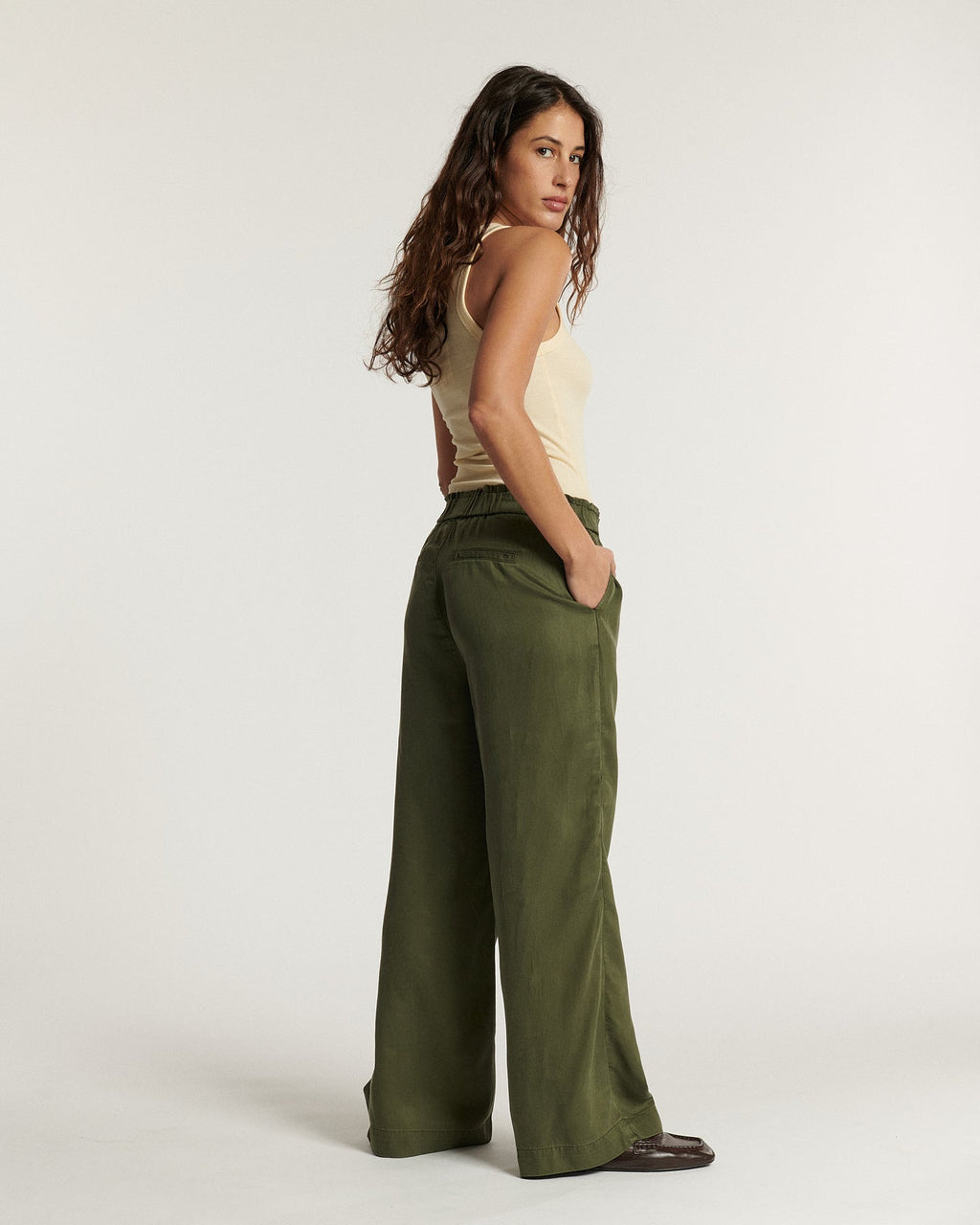 Pantalon large en tencel de couleur kaki avec taille élastiquée, coupe fluide et confortable, idéal pour toutes les morphologies féminines.